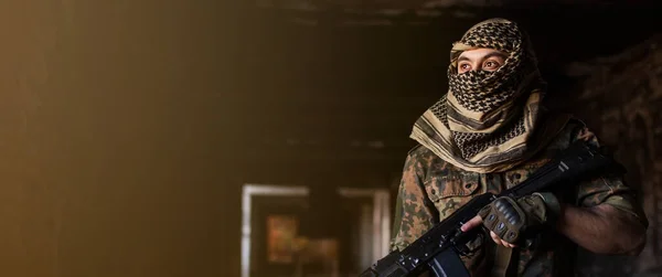 Арабський солдат чоловічої статі в головному уборі з національною кефією зі зброєю в руках. Мусульмани з вогнепальною зброєю — стокове фото