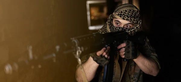 彼の手に武器を持つ国家kefiyehから頭の中でアラブの男性兵士。銃を持ったイスラム教徒 — ストック写真
