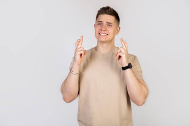 Adam Tanrı 'dan af dileyen endişeli bir ifadeyle parmaklarını çapraz tutuyor.