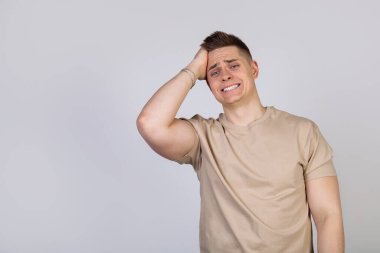 Adam elini alnına koydu. Adam hatırladıktan sonra suçlu bir ifade takındı.