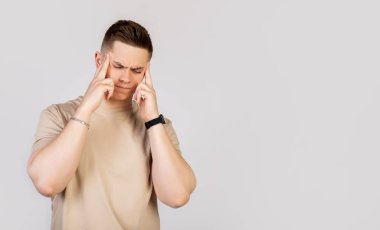 Adam viskiye parmaklarıyla masaj yapıyor, işine konsantre olmaya çalışıyor..