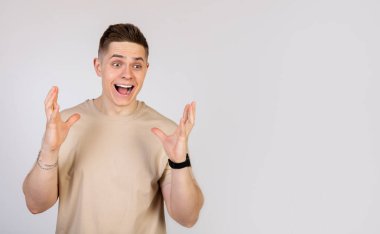 Adam çok tatlı görünüyor. Sevimli bir kedi yavrusu görünce heyecanlanacak.