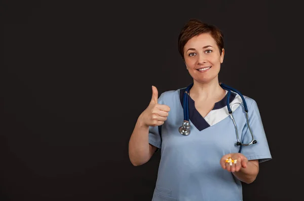 Ärztin zeigt Erfolgszeichen, positive Geste mit lächelndem Daumen — Stockfoto