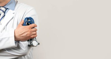 Erkek doktor çocuk doktoru elinde rappaport steteskobu tutuyor.