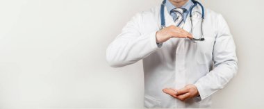 İki eli olan doktor tüm konsept için sağlık ve hayat sigortası yapıyor.