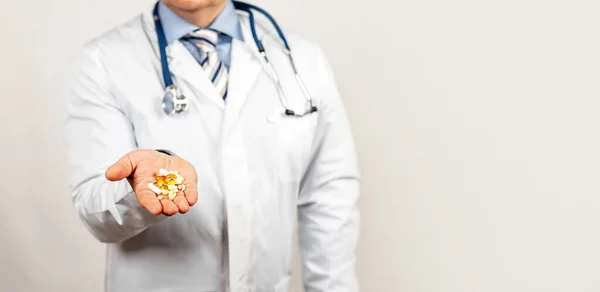 Männlicher Arzt empfiehlt Einnahme von Medikamenten für die Gesundheit oder ein Antibiotikum und Schmerzmittel — Stockfoto