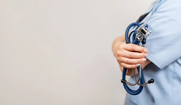 Педиатр-женщина держит стетоскоп в руке — стоковое фото