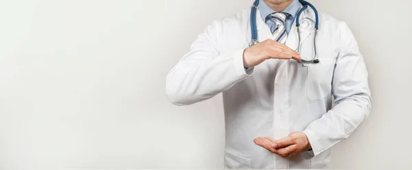 İki eli olan doktor tüm konsept için sağlık ve hayat sigortası yapıyor.