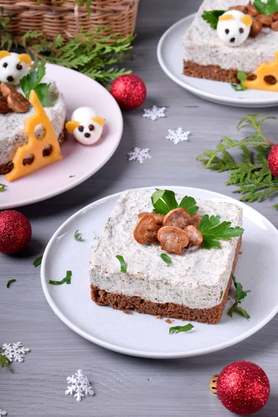 Gateau Au Fromage Sale Garni De Champignons Rotis Nouvel An Aperitif Avec La Souris D Oeufs De Caille Symbole De La Nouvelle Annee Attributs Blanc Stock Photo