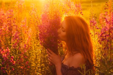 Alan, güneş arka ışık, gündoğumu güzel kız