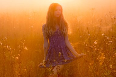 Sisin içinde güzel kız