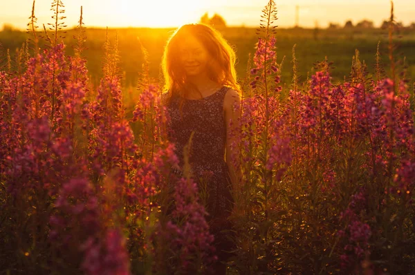 Saltando menina bonita no campo, sol luz de fundo, nascer do sol — Fotografia de Stock