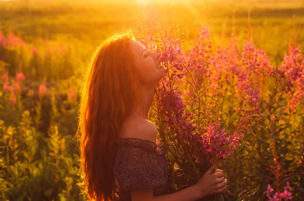 Sonriendo hermosa chica en el campo, luz del sol, salida del sol —  Fotos de Stock