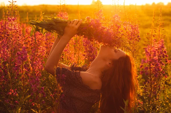 Hermosa chica en el campo, luz del sol, salida del sol — Foto de Stock