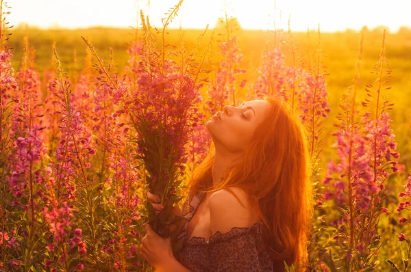 Hermosa chica en el campo, luz del sol, salida del sol — Foto de Stock