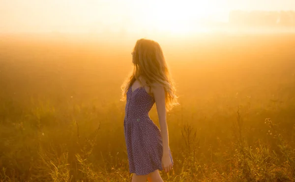 霧の中で美しい少女の側面図 — ストック写真