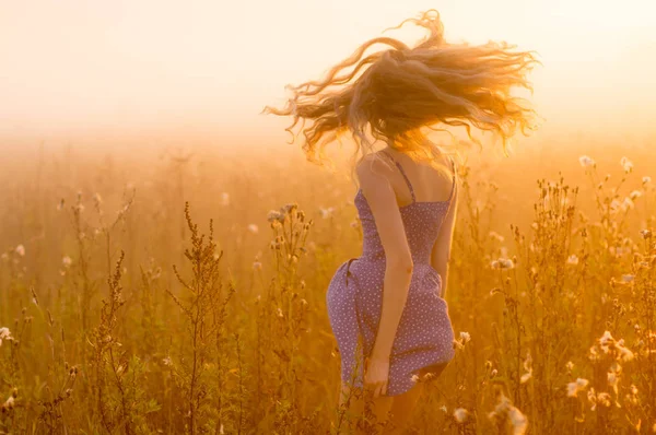 Bailando hermosa chica en la niebla — Foto de Stock