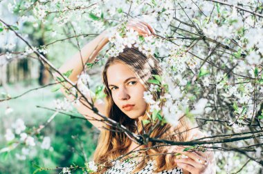 Kiraz bahçesinde genç kız portresi