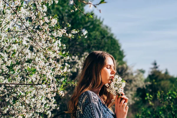 Portret van het ruiken van een boeket bloemen meisje — Stockfoto