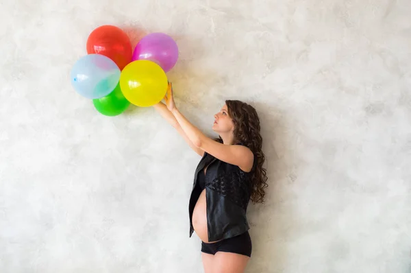 Donna incinta con palloncini e mani sopra la testa — Foto Stock