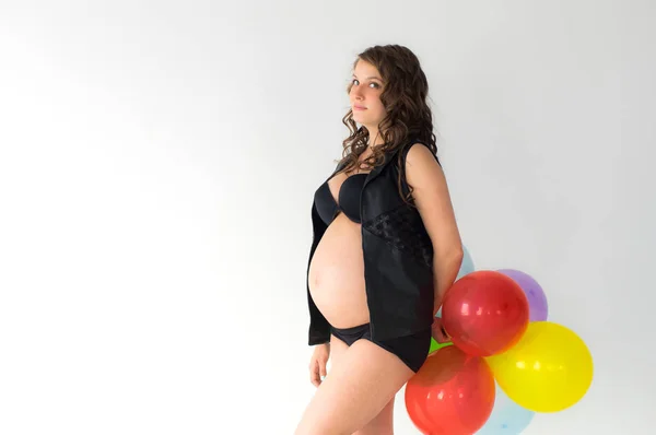 Zwangere vrouw met ballonnen in handen — Stockfoto