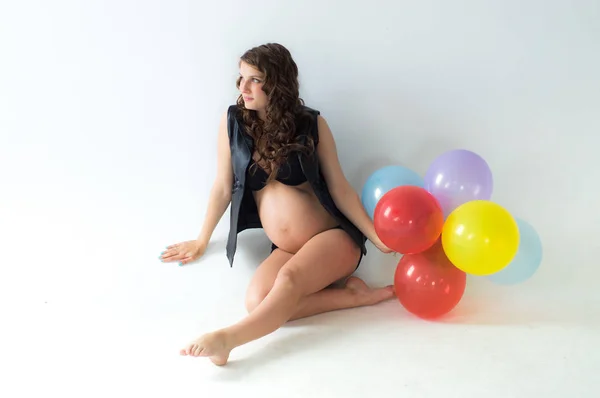 Donna incinta con palloncini sedersi sul pavimento — Foto Stock