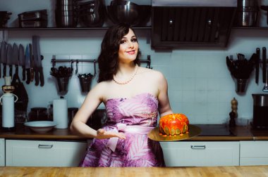 Pasta fondan ile büyük çörek gibi gülümseyen hostes tutar 