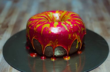 Fondan ile büyük çörek gibi kek 