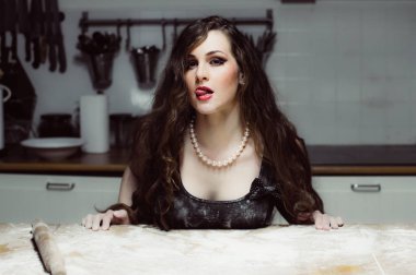 Güzel hostes dilini çıkarmış portresi