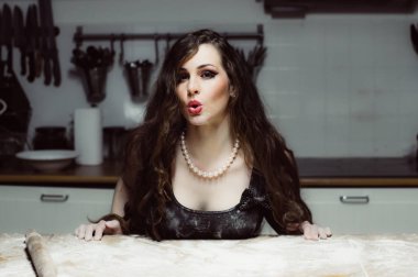 Açık ağız ile güzel hostes portresi