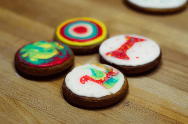 Pliki cookie z obrazkami na drewnianym stole — Zdjęcie stockowe