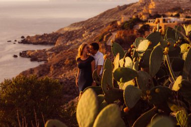 Çift sahilde akşamları öpüşme