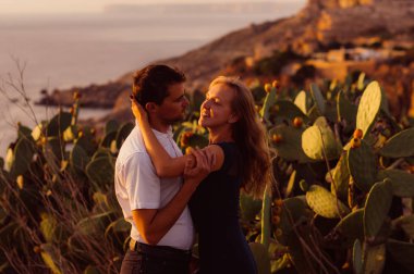 Gözleri gözleri sahilde akşamları Çift
