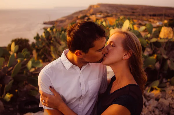 カップルが海辺で夜のキス — ストック写真