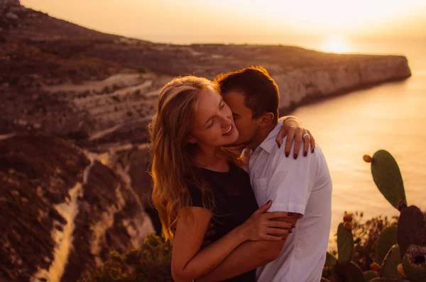 Pareja abrazo en la noche en la playa — Foto de Stock