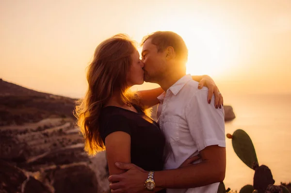 Пара поцелуев вечером на берегу моря — стоковое фото