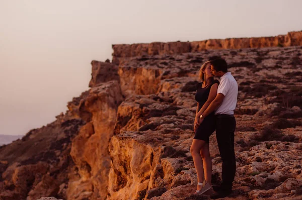 Casal beijando à noite à beira-mar — Fotografia de Stock