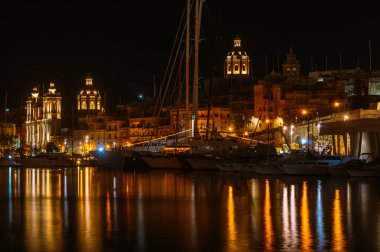 Il-Birgu marina akşamları görünümüne St. Lawrence'nın duyuru Kilisesi, Valletta arka planda, Malta