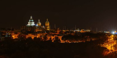 Paola Parish Kilisesi gece, Senglea, Malta görüntülemek