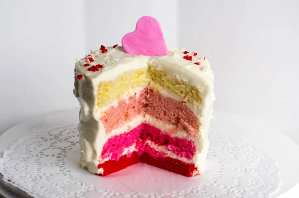 白色背景的情人节彩色蛋糕 — 图库照片