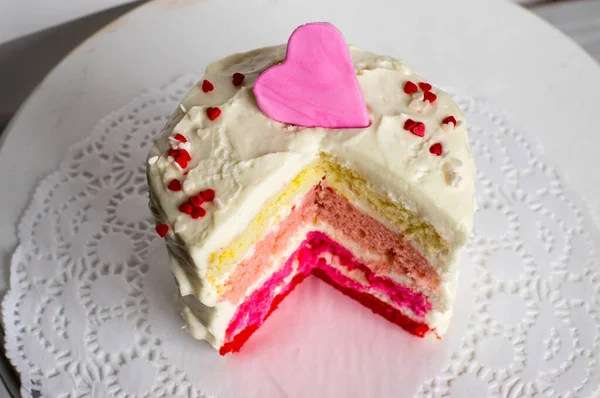 Мультиколорний торт для Дня святого Валентина, ізольований на білому тлі. — стокове фото