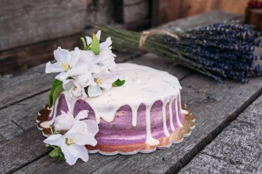 Lavantalı peynirli kek ve bukete yaklaş.