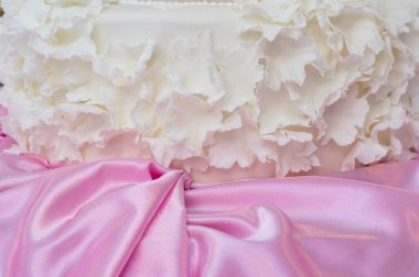 Pembe ipekle düğün pastası süslemesi 