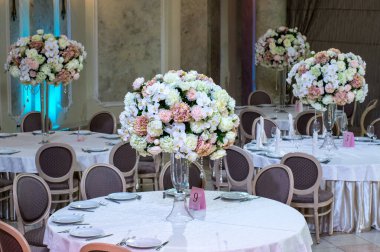 Wedding table decorations with white roses 