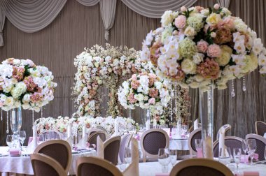 Beyaz güllerle süslenmiş düğün kemeri. 