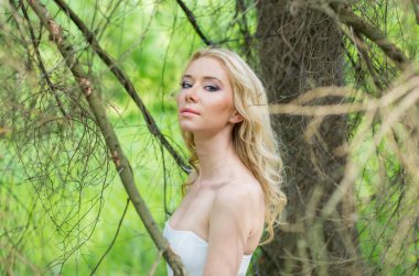 Ormanda genç sarışın gelin portresi