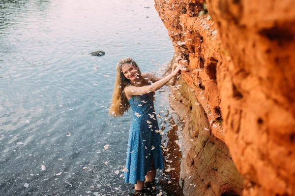 Jonge lachende vrouw met kroon van schelpen en gooide achterhoofd s — Stockfoto