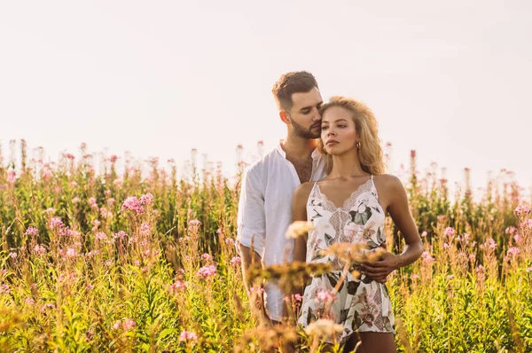 Joven abrazando a su novia en el campo — Foto de Stock