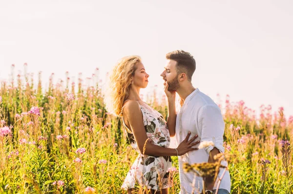 Jeune homme et jeune femme dans le champ — Photo