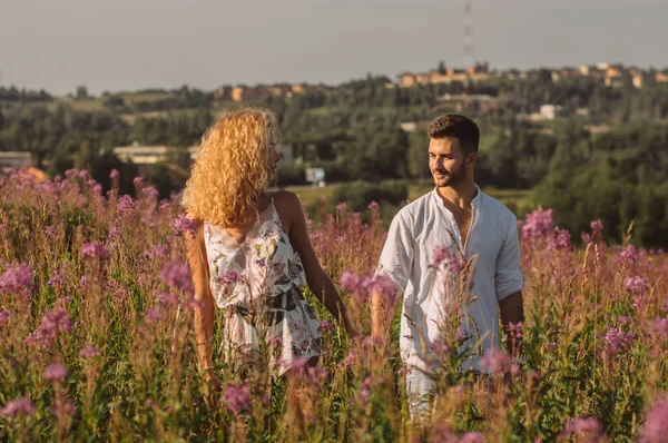 Genç adam ve kadın el ele tutuşuyorlar. — Stok fotoğraf